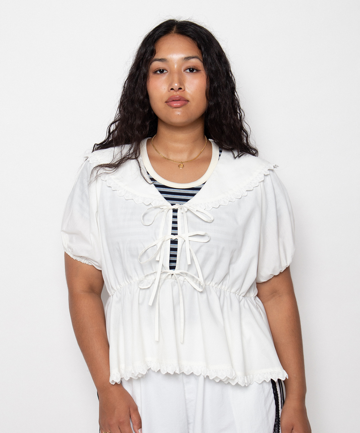 フリルビッグカラー半袖ブラウス[商品：PN26SS-083] - PUNYUS Online